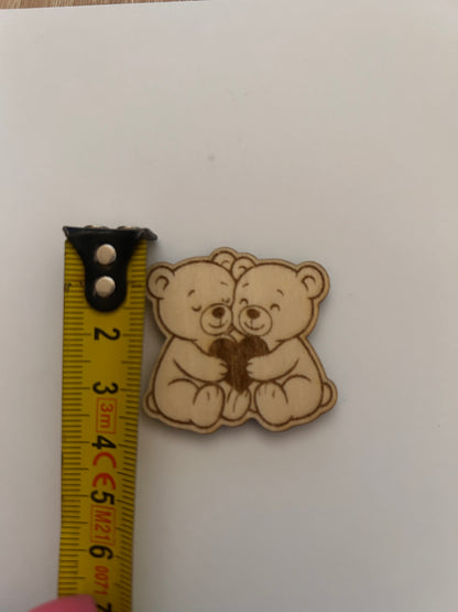 Image montrant un ourson du Câlin de Poche de Le Bois Elégant avec un texte réconfortant. Ce petit symbole d'amour est parfait pour rappeler à vos proches qu’ils sont toujours aimés, peu importe la situation. calin de poche, pockethug
