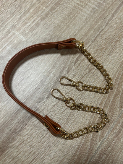 Détail de la bandoulière en cuir et chaîne dorée, accessoire de mode mystique de Le Bois Élégant.