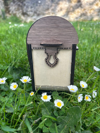 Vue arrière du sac en bois design 'Sac en Bois Piano' de Le Bois Elégant, mettant en avant son artisanat élégant et sa finition de haute qualité. Sac en bois.