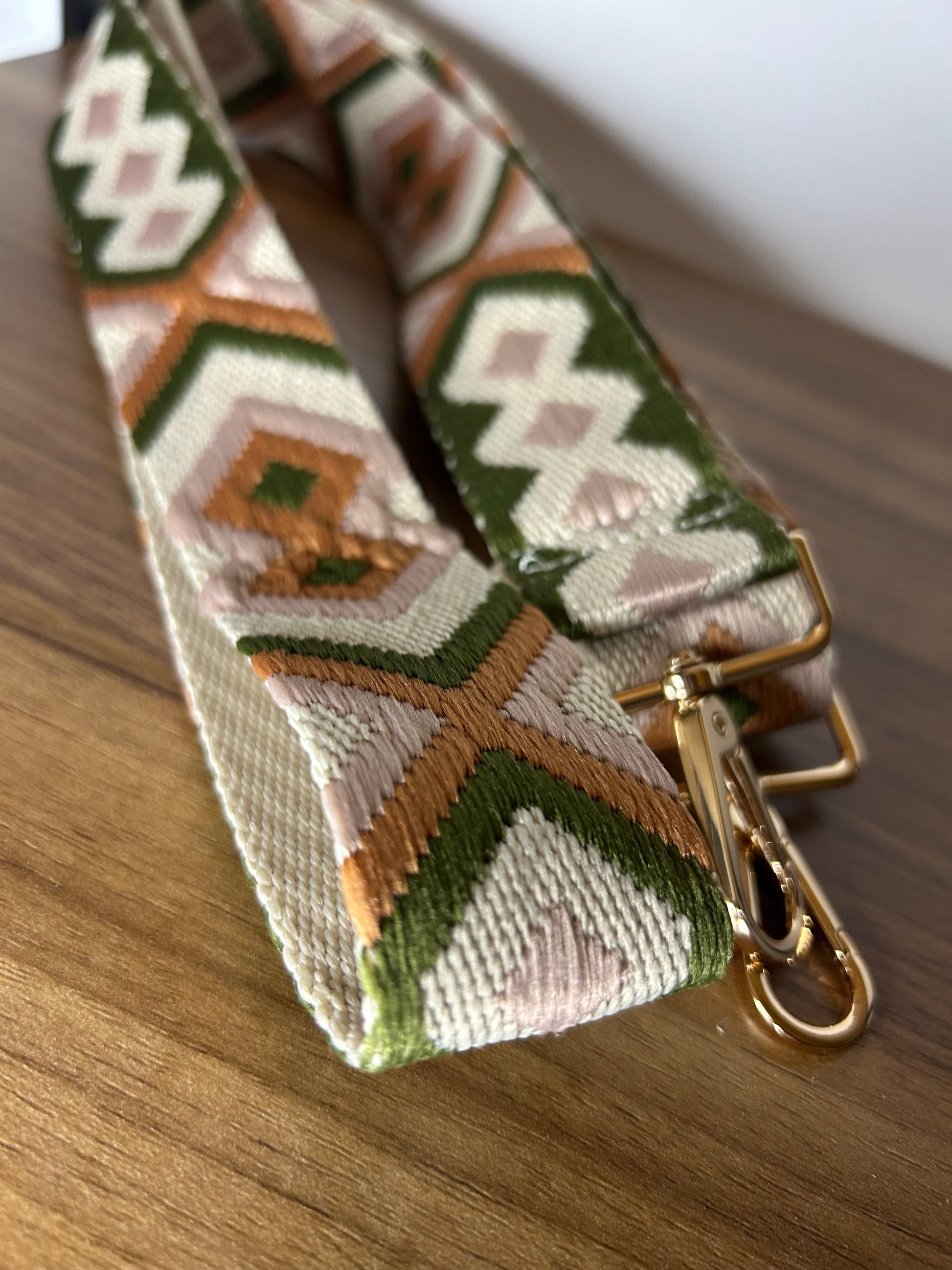Sac en bois tribal de Le Bois Élégant, un accessoire fait main qui respire l'authenticité et le savoir-faire artisanal. Artisan, ARTISANAT, Sac en bois.