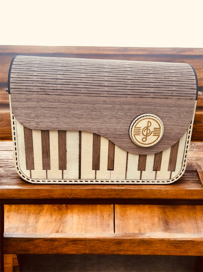 Sac en bois design 'Sac en Bois Piano' de Le Bois Elégant, sur une table, mettant en valeur l'ARTISANAT exceptionnel et le style unique d'un sac en bois.