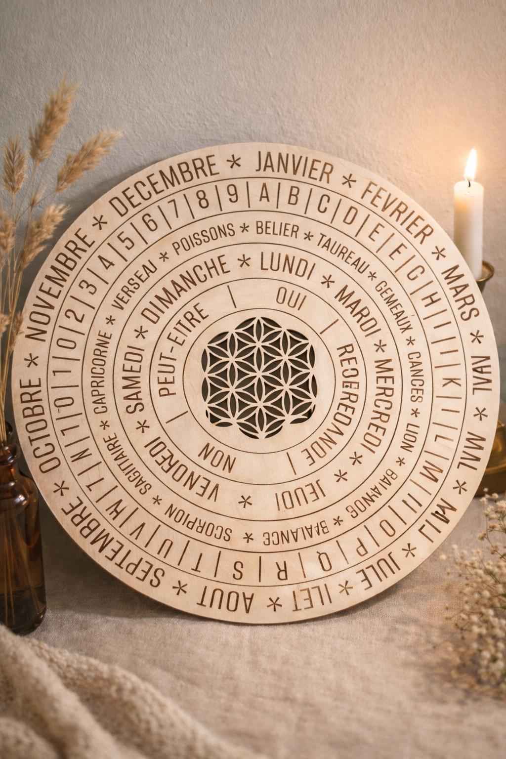 Planche de radiesthésie en bois avec motif Fleur de Vie, pièce artisanale de Le Bois Elégant, visible avec détails du bois et du design.