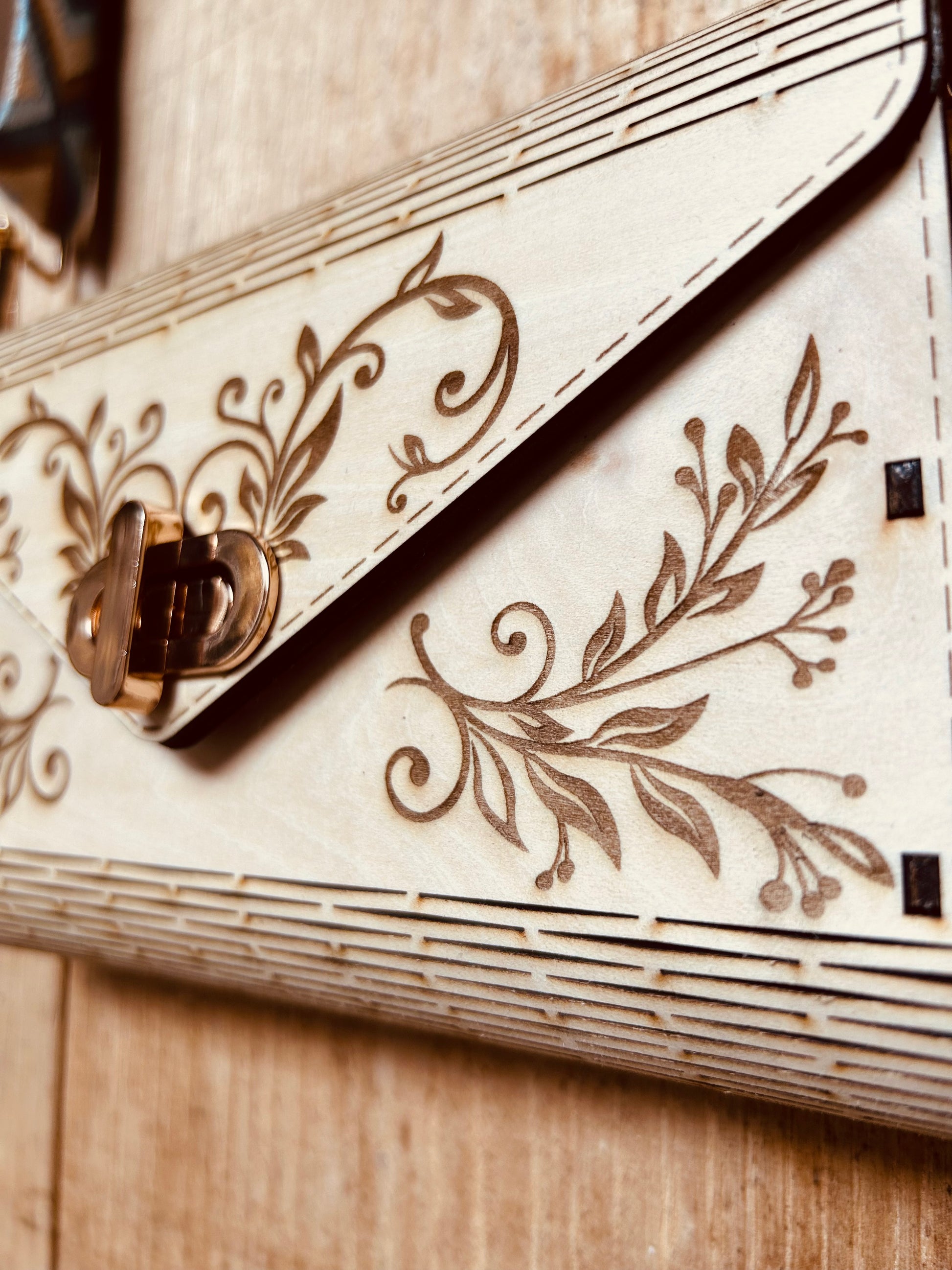 Détail du sac à main écologique SAC EN BOIS NELL de Le Bois Elégant, mettant en avant le motif floral, illustrant la beauté de l'artisan et de l'ARTISANAT.