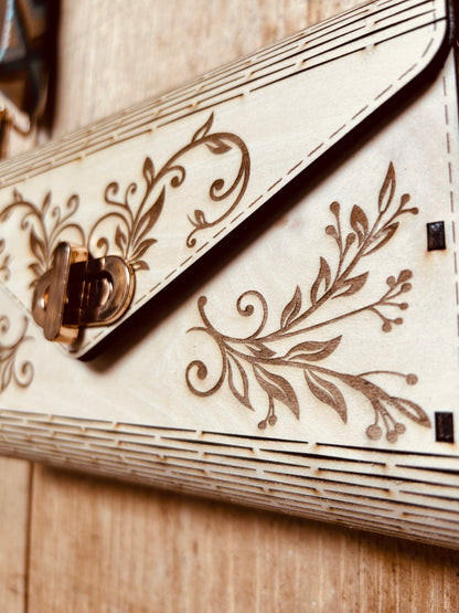 Détail du sac à main écologique SAC EN BOIS NELL de Le Bois Elégant, mettant en avant le motif floral, illustrant la beauté de l'artisan et de l'ARTISANAT.