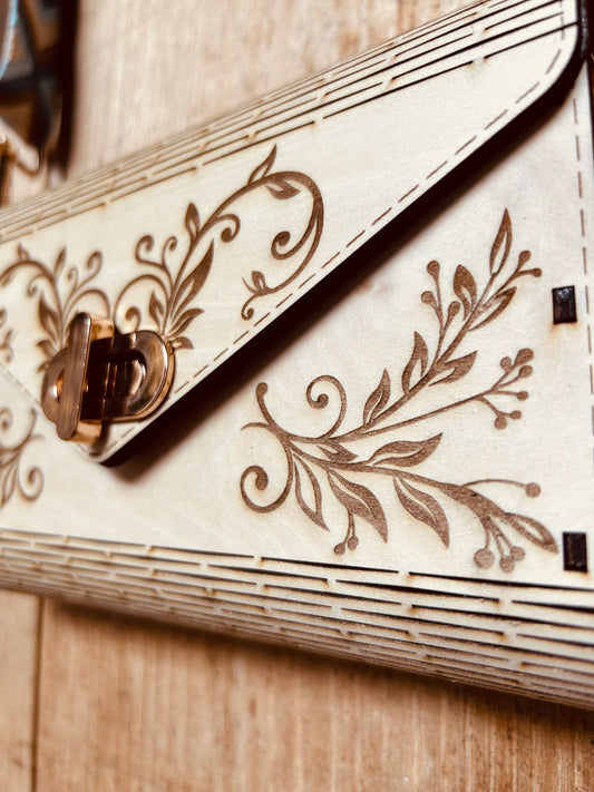 Détail du sac à main écologique SAC EN BOIS NELL de Le Bois Elégant, mettant en avant le motif floral, illustrant la beauté de l'artisan et de l'ARTISANAT.