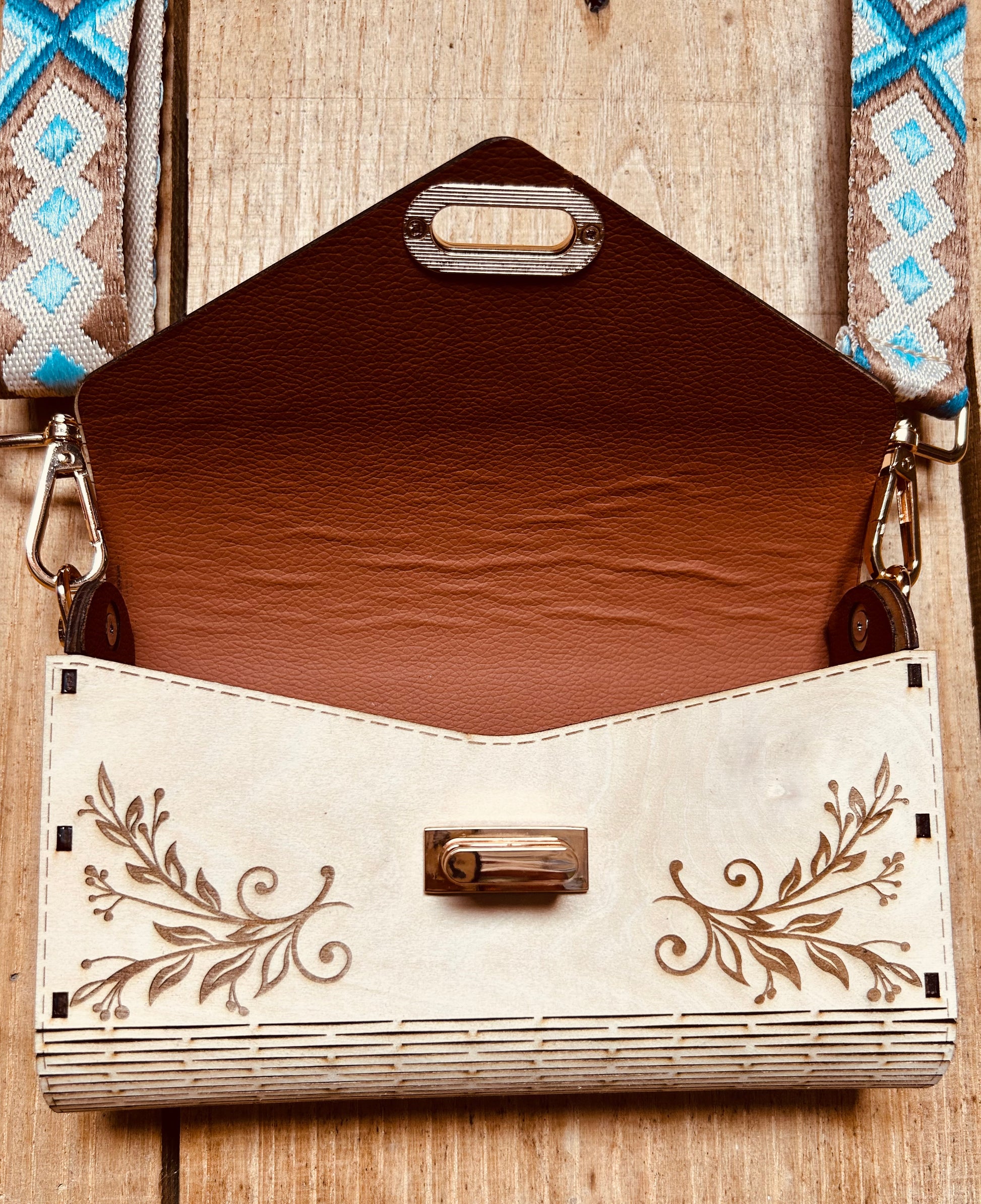 Intérieur du sac à main écologique SAC EN BOIS NELL de Le Bois Elégant, montrant le compartiment brun élégant, un exemple d'ARTISANAT et artisan dans la création.