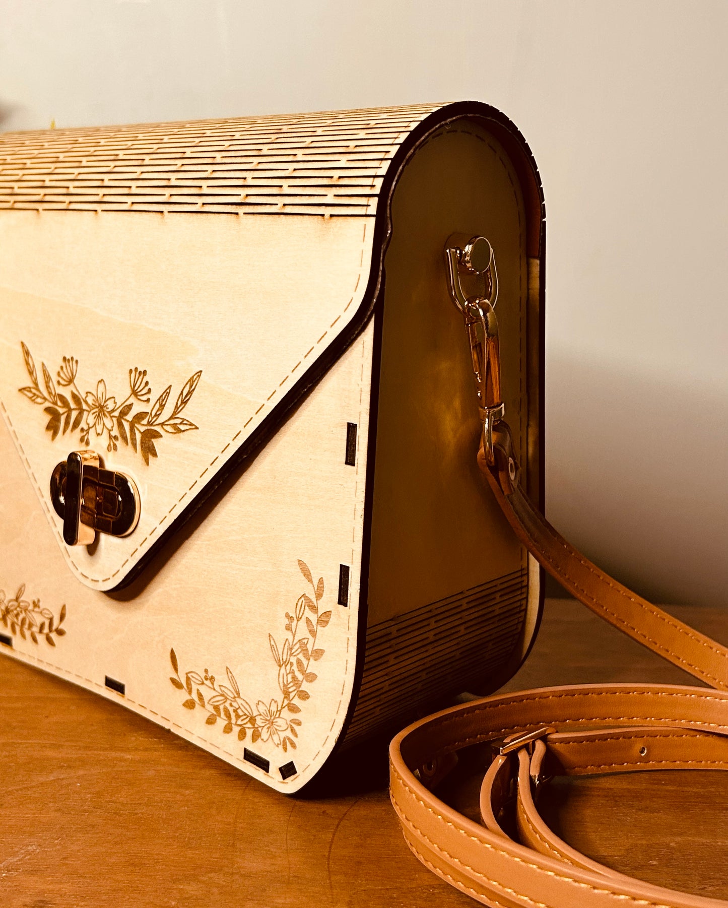 Vue latérale du sac en bois Laly de Le Bois Elégant, soulignant la beauté de ce sac en bois élégant, mode et artisanat au rendez-vous, artisan, ARTISANAT, Sac en bois.