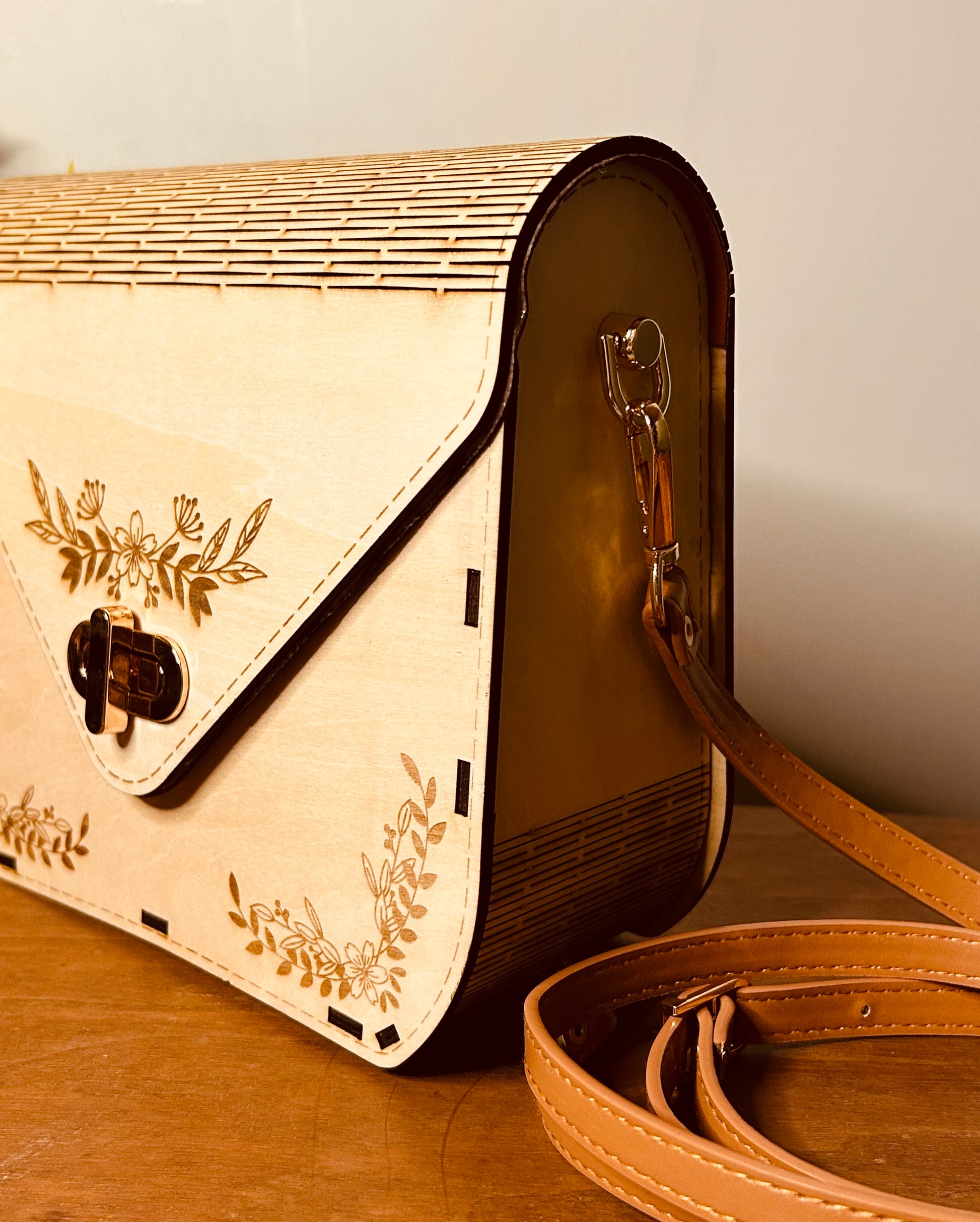 Vue latérale du sac en bois Laly de Le Bois Elégant, soulignant la beauté de ce sac en bois élégant, mode et artisanat au rendez-vous, artisan, ARTISANAT, Sac en bois.