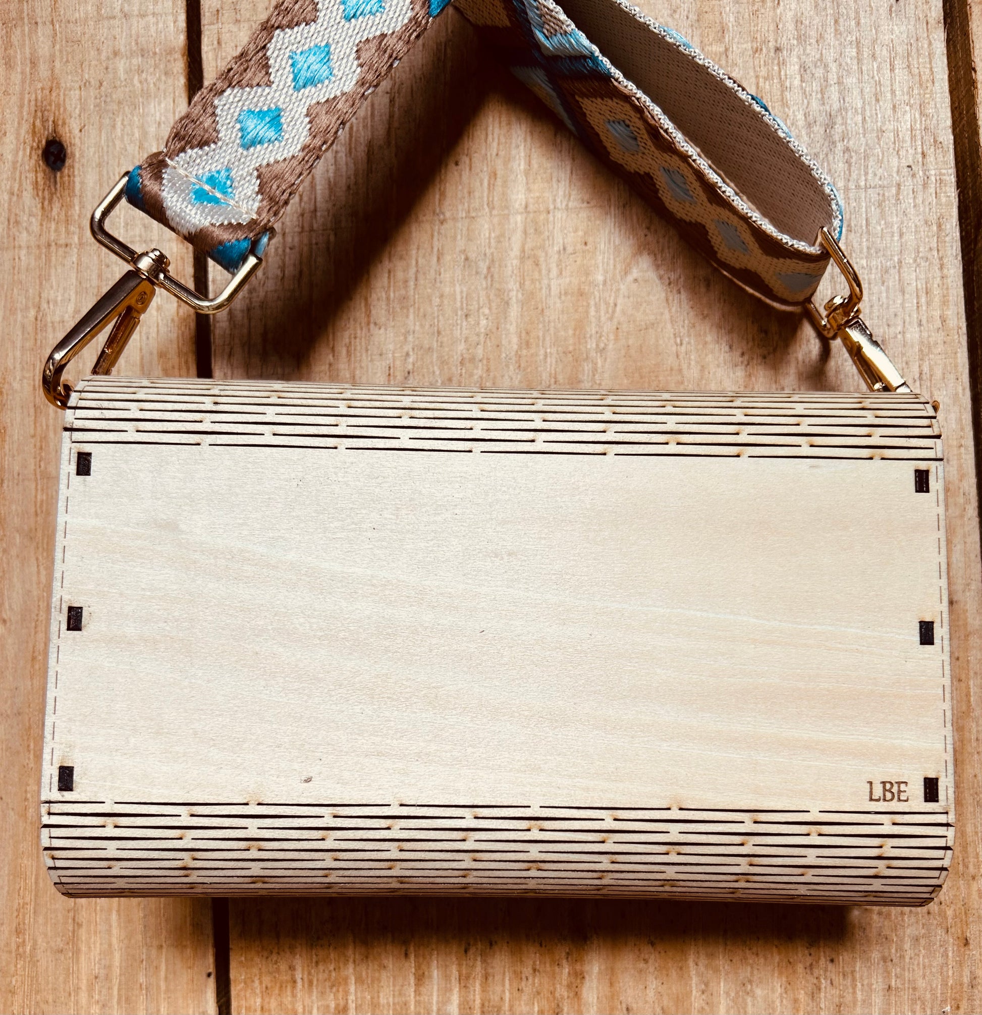 Vue arrière du sac à main écologique SAC EN BOIS NELL de Le Bois Elégant, mettant en valeur son design naturel, un bel exemple d'ARTISANAT artisanal.