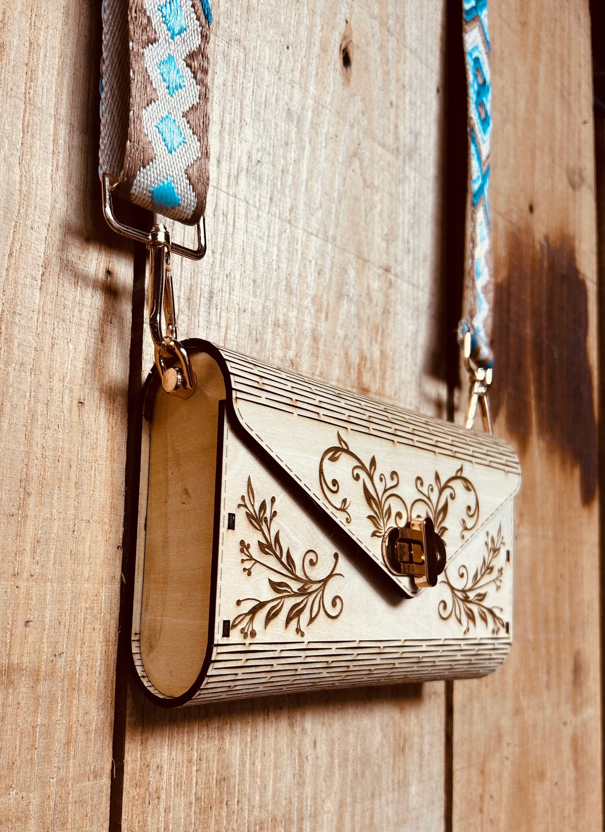 Le sac à main écologique SAC EN BOIS NELL de Le Bois Elégant, accroché et exposé sur un mur, accentuant l'artisan et l'ARTISANAT de ce sac en bois.