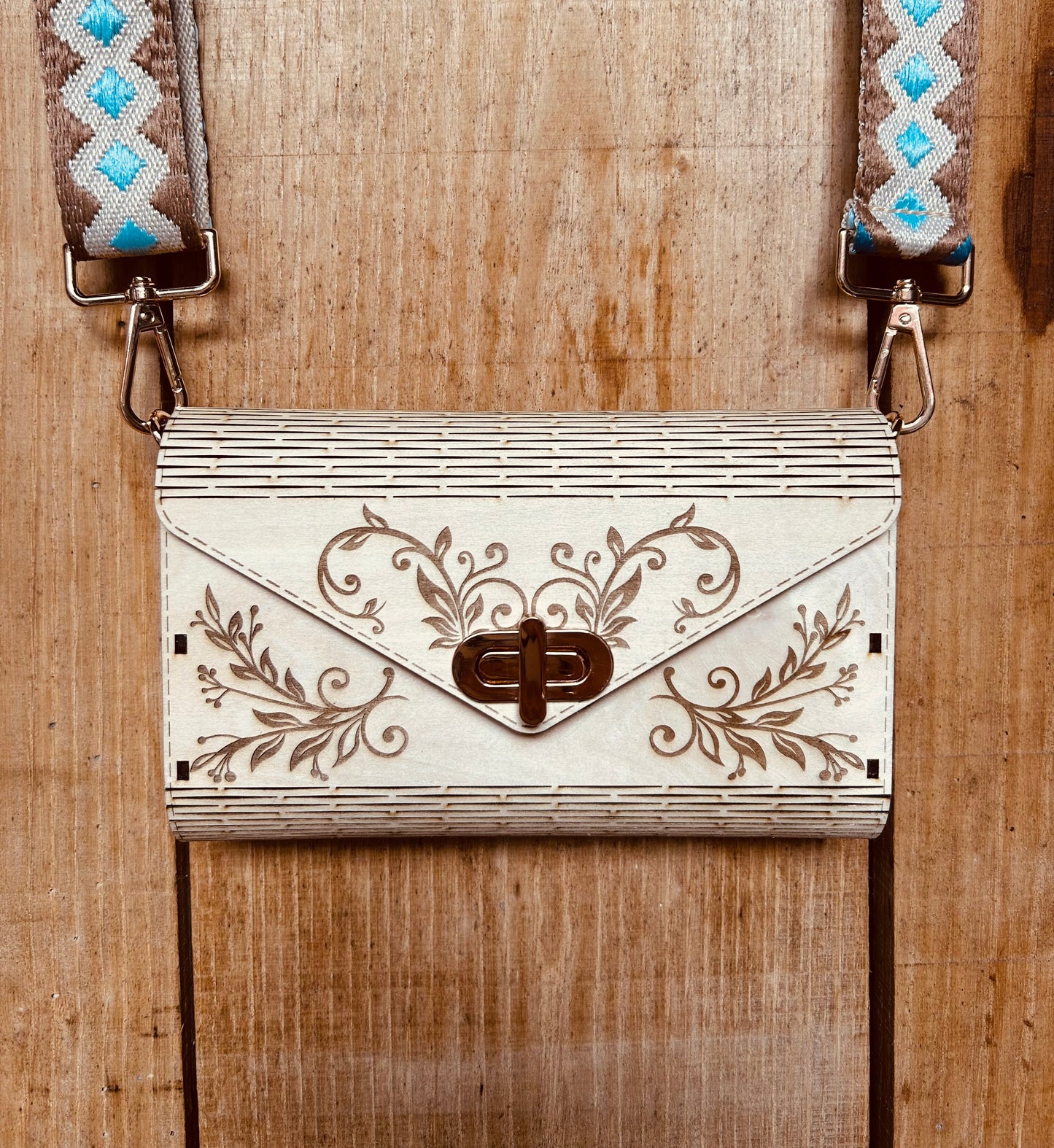 Sac à main écologique SAC EN BOIS NELL de Le Bois Elégant, mettant en avant son style naturel et élégant, référence en matière d'artisan et d'ARTISANAT.
