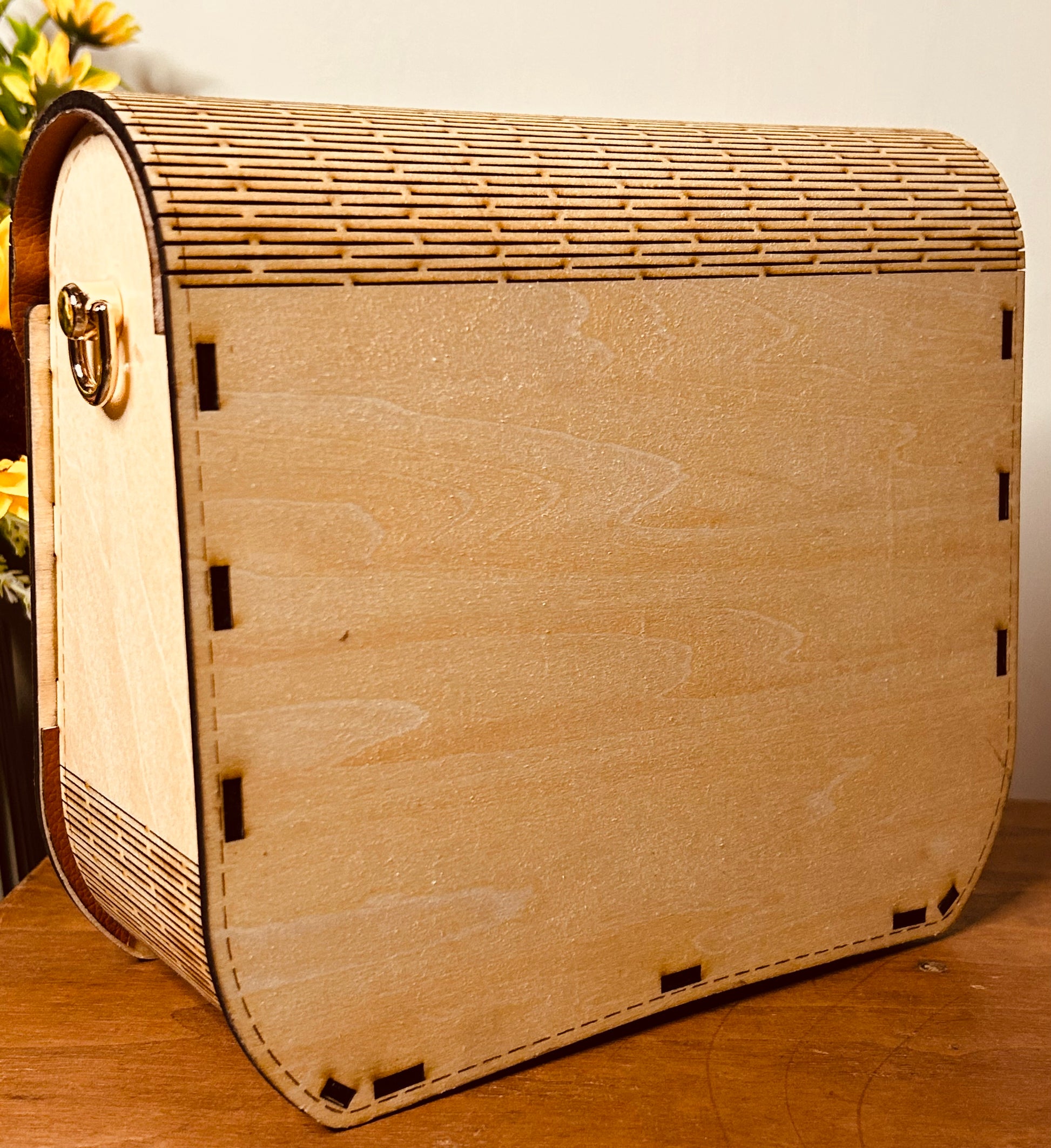 Second aperçu du sac en bois Laly de Le Bois Elégant, illustrant son design chic, alliant l'artisanat moderne et l'élégance, sac en bois élégant, artisan, ARTISANAT, Sac en bois.