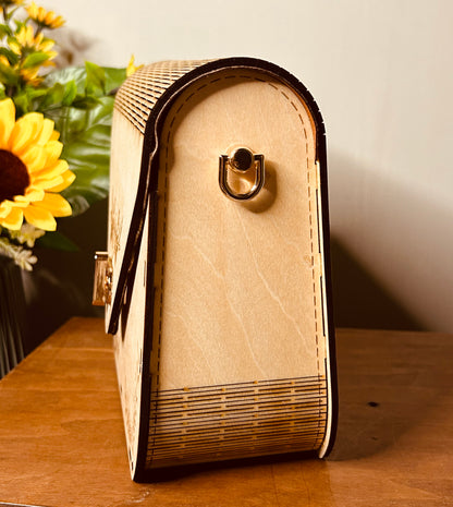Close-up sur la fermeture du sac en bois Laly de Le Bois Elégant, soulignant la qualité de fabrication et l'élégance artisanale du sac en bois élégant, artisan, ARTISANAT, Sac en bois.