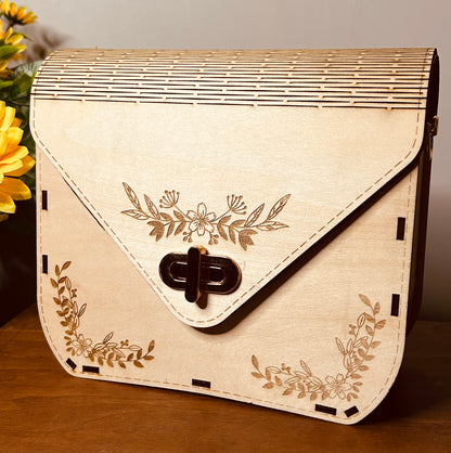Sac en bois Laly de Le Bois Elégant, un sac en bois élégant avec des motifs floraux, mettant en valeur l'artisanat et le savoir-faire, artisan, ARTISANAT, Sac en bois.