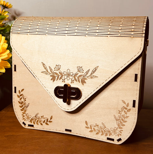 Sac en bois Laly de Le Bois Elégant, un sac en bois élégant avec des motifs floraux, mettant en valeur l'artisanat et le savoir-faire, artisan, ARTISANAT, Sac en bois.