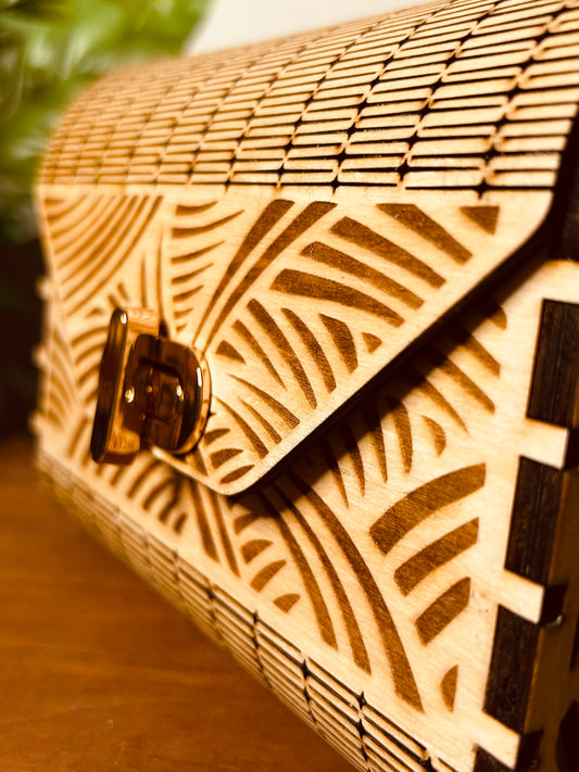 Détails du sac en bois artisanat Alex sac en bois artisanat - Le Bois Elégant, mettant en valeur le design tribal en gravure fine. Artisan, ARTISANAT, Sac en bois.