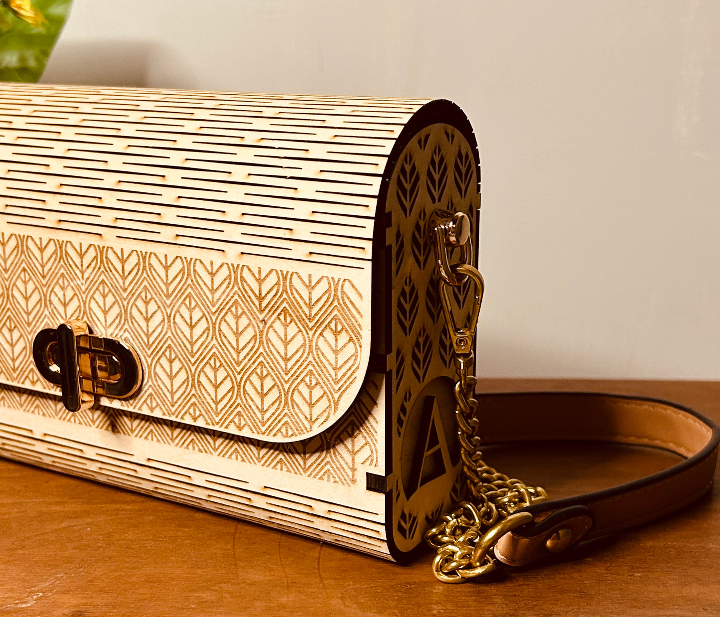 Sac en bois personnalisé Mimi de Le Bois Elégant, montrant un design élégant avec motif floral gravé et fermoir en métal.