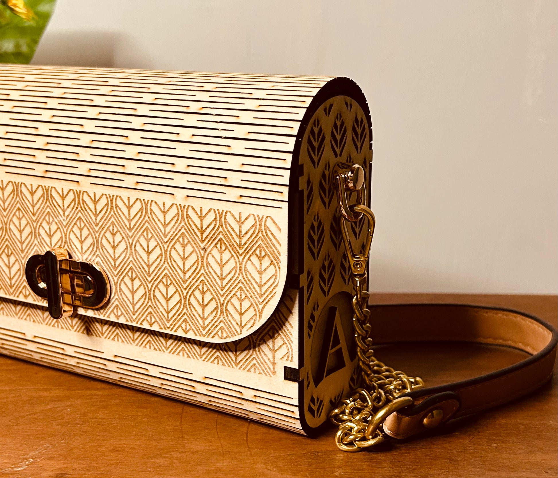 Sac en bois personnalisé Mimi de Le Bois Elégant, montrant un design élégant avec motif floral gravé et fermoir en métal.