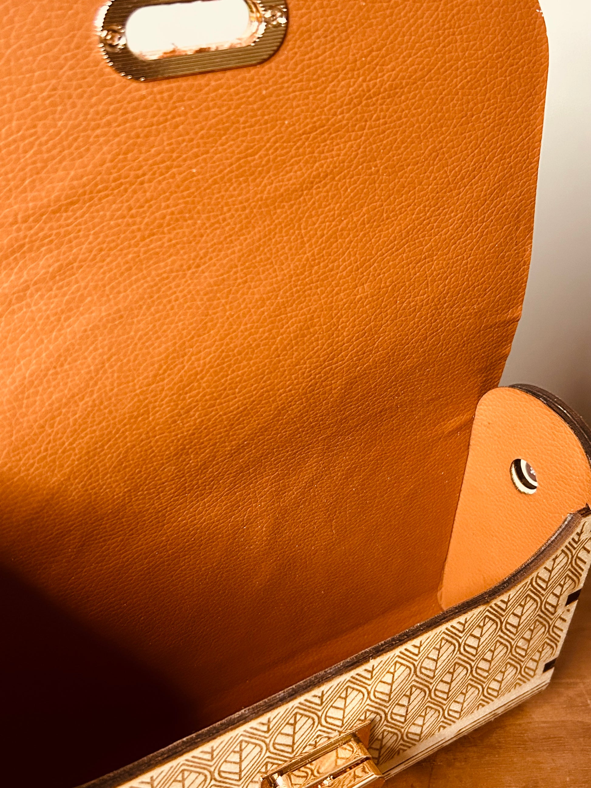Intérieur du sac en bois personnalisé Mimi de Le Bois Elégant, avec des détails en cuir orange et fermeture de sécurité.