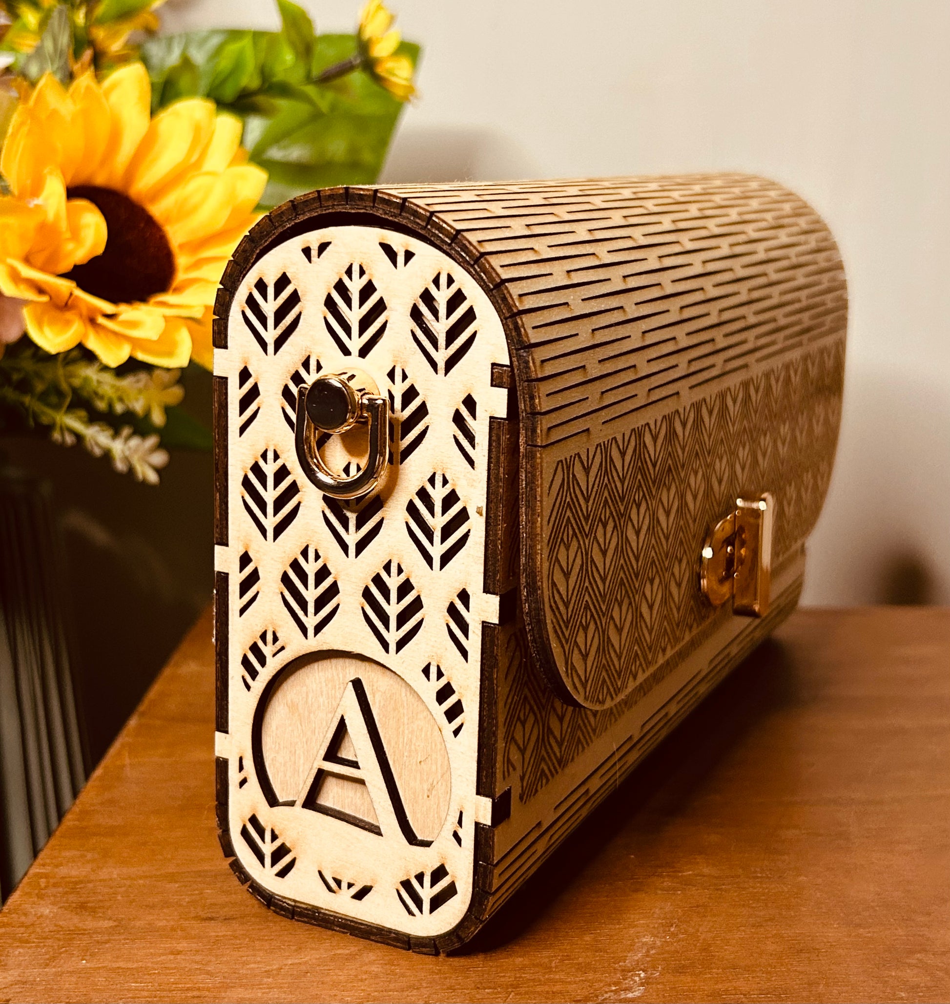 Vue latérale du sac en bois personnalisé Mimi de Le Bois Elégant, mettant en avant le fermoir chic et le motif design.