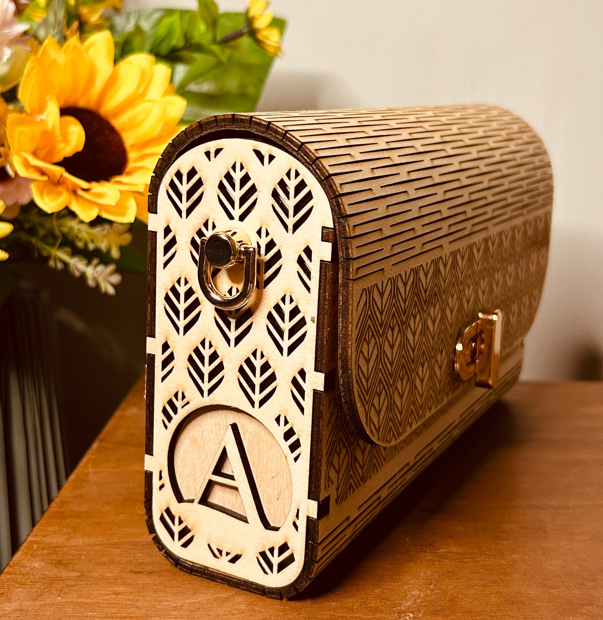 Vue arrière du sac en bois personnalisé Mimi de Le Bois Elégant, montrant le logo et le motif de feuilles stylisé.