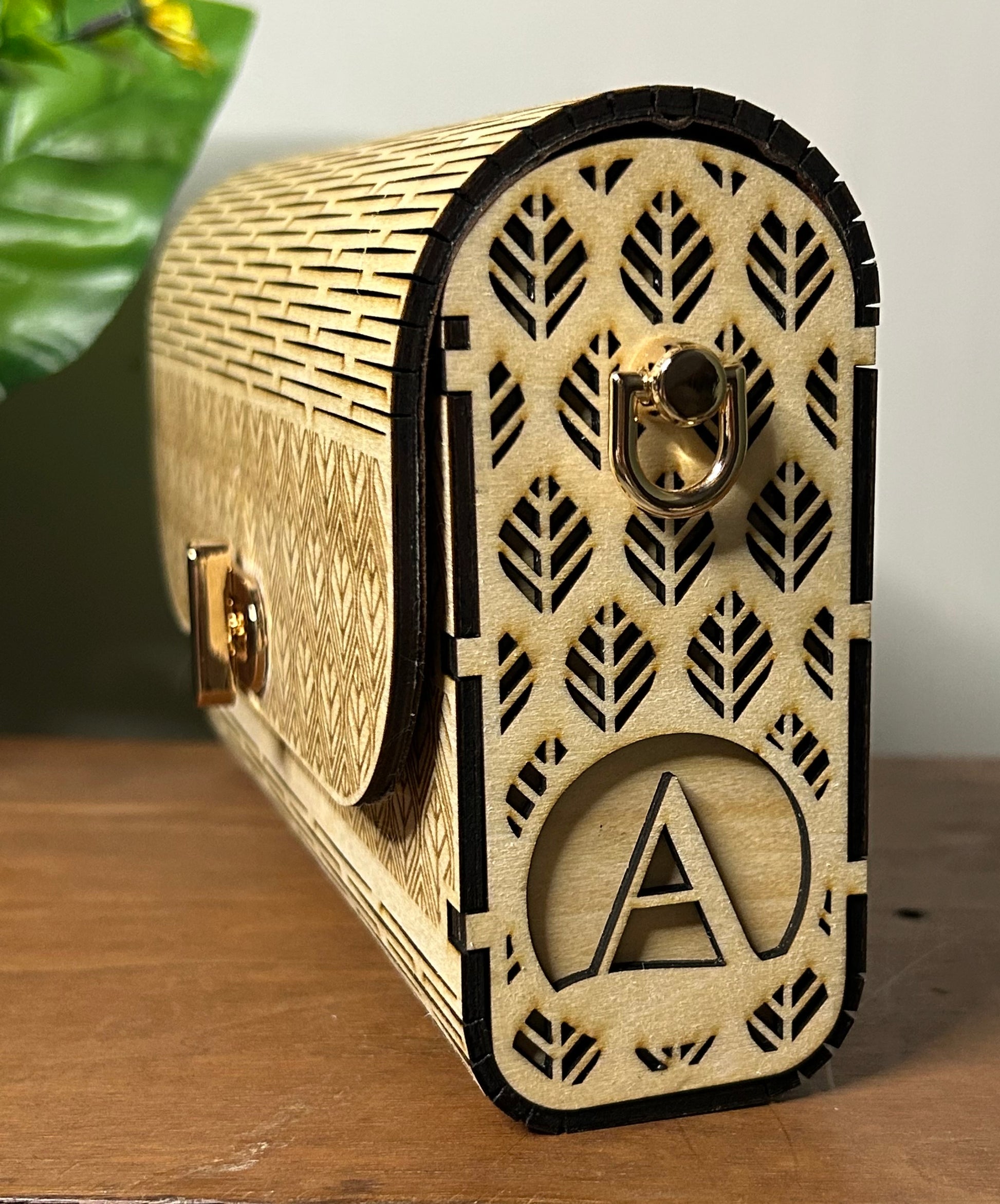 Sac en bois personnalisé Mimi de Le Bois Elégant, affichant un design arrondi avec un motif floral et un fermoir émaillé.