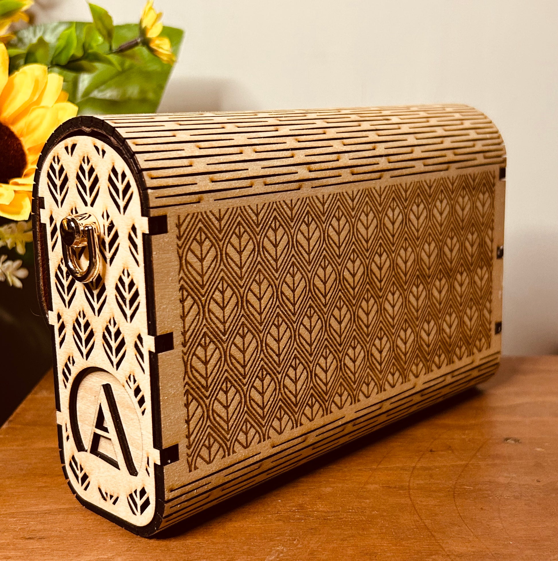 Sac en bois personnalisé Mimi de Le Bois Elégant, vue de côté avec un design moderne et accent en métal doré.