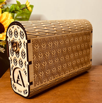 Sac en bois personnalisé Mimi de Le Bois Elégant, vue de côté avec un design moderne et accent en métal doré.