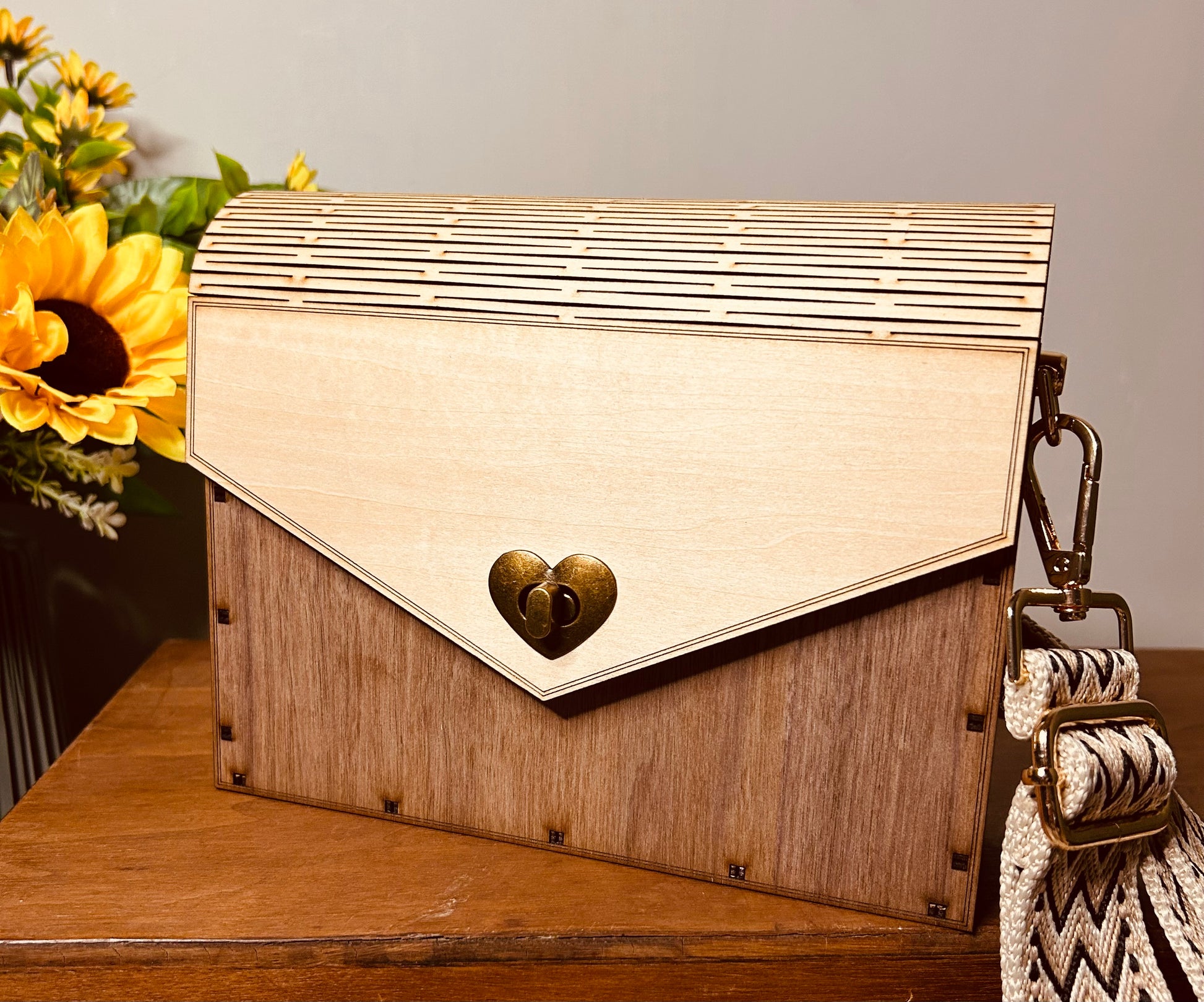 Sac en bois Ophélie de Le Bois Elégant, mettant en avant un design unique et élégant avec un fermoir en forme de coeur. Artisan, ARTISANAT, Sac en bois.