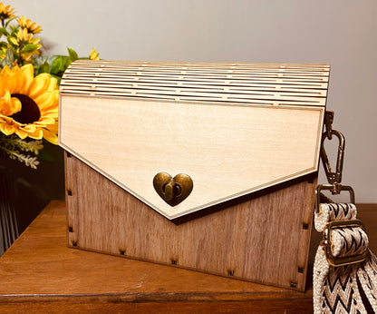 Sac en bois Ophélie de Le Bois Elégant, mettant en avant un design unique et élégant avec un fermoir en forme de coeur. Artisan, ARTISANAT, Sac en bois.
