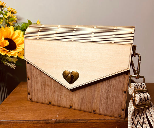 Sac en bois Ophélie de Le Bois Elégant, mettant en avant un design unique et élégant avec un fermoir en forme de coeur. Artisan, ARTISANAT, Sac en bois.