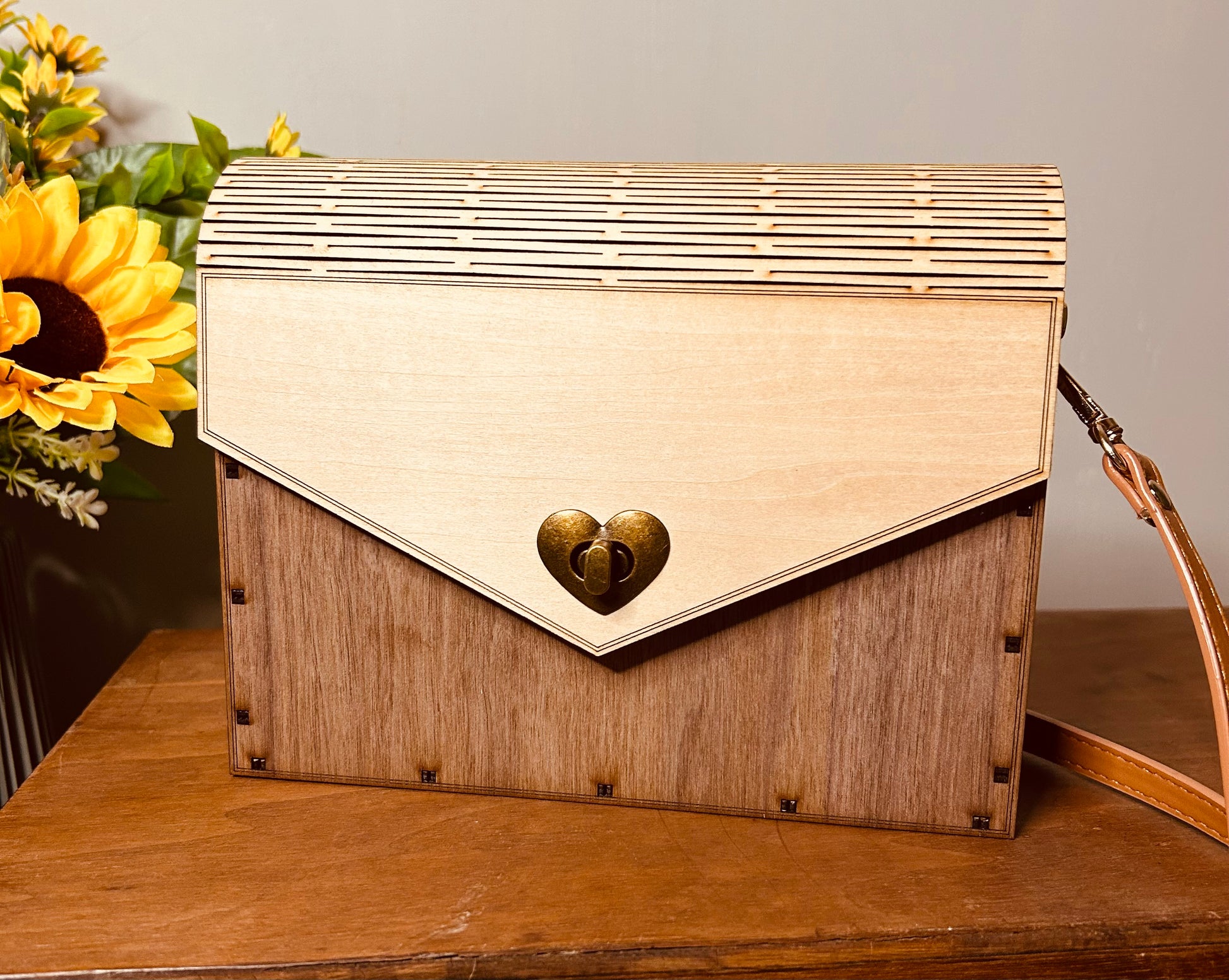 Vue avant du sac en bois Ophélie de Le Bois Elégant, affichant sa texture naturelle et sa sophistication. Artisan, ARTISANAT, Sac en bois.