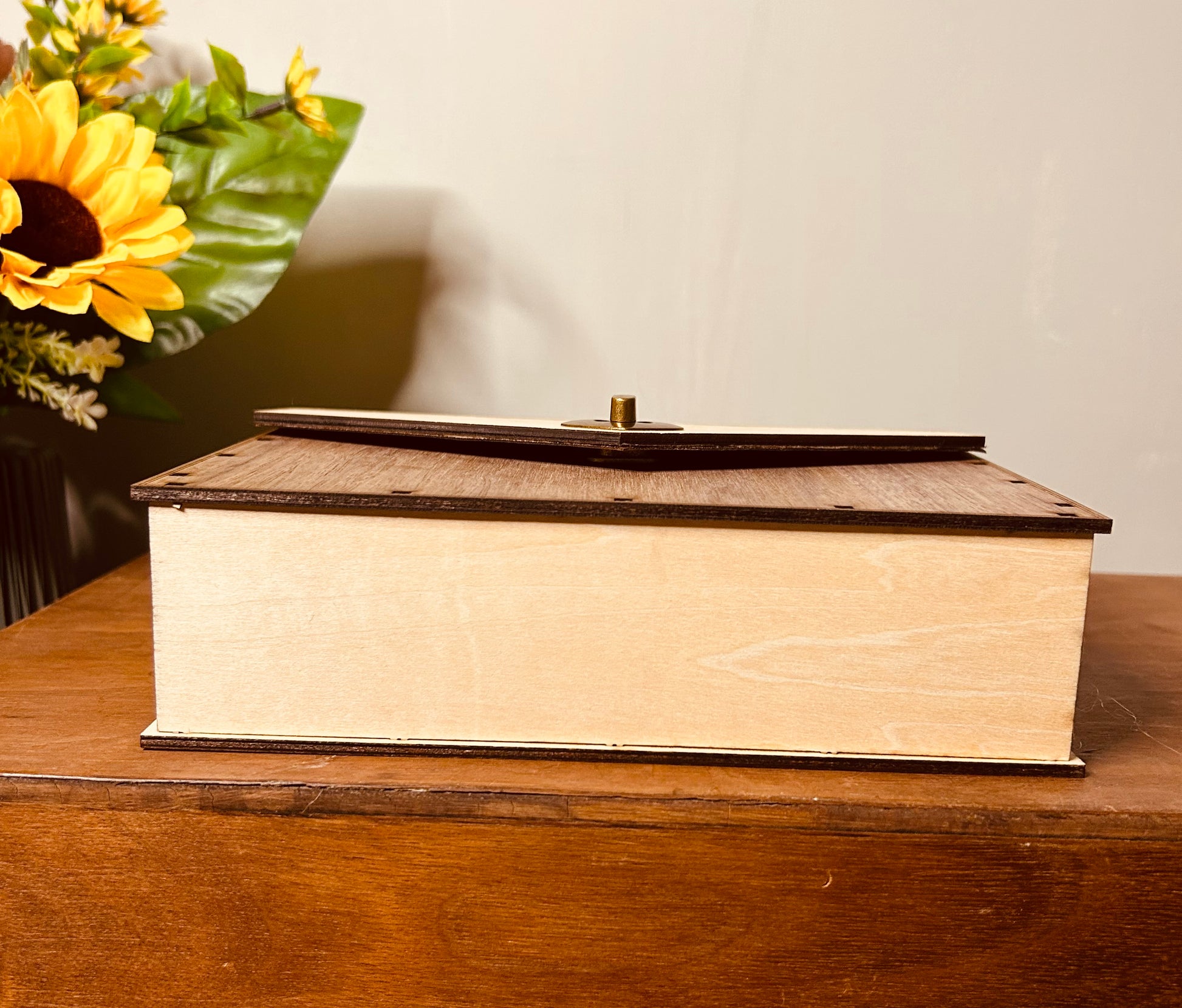 Sac en bois Ophélie de Le Bois Elégant vu de côté, mettant en évidence ses détails de fabrication artisanale. Artisan, ARTISANAT, Sac en bois.