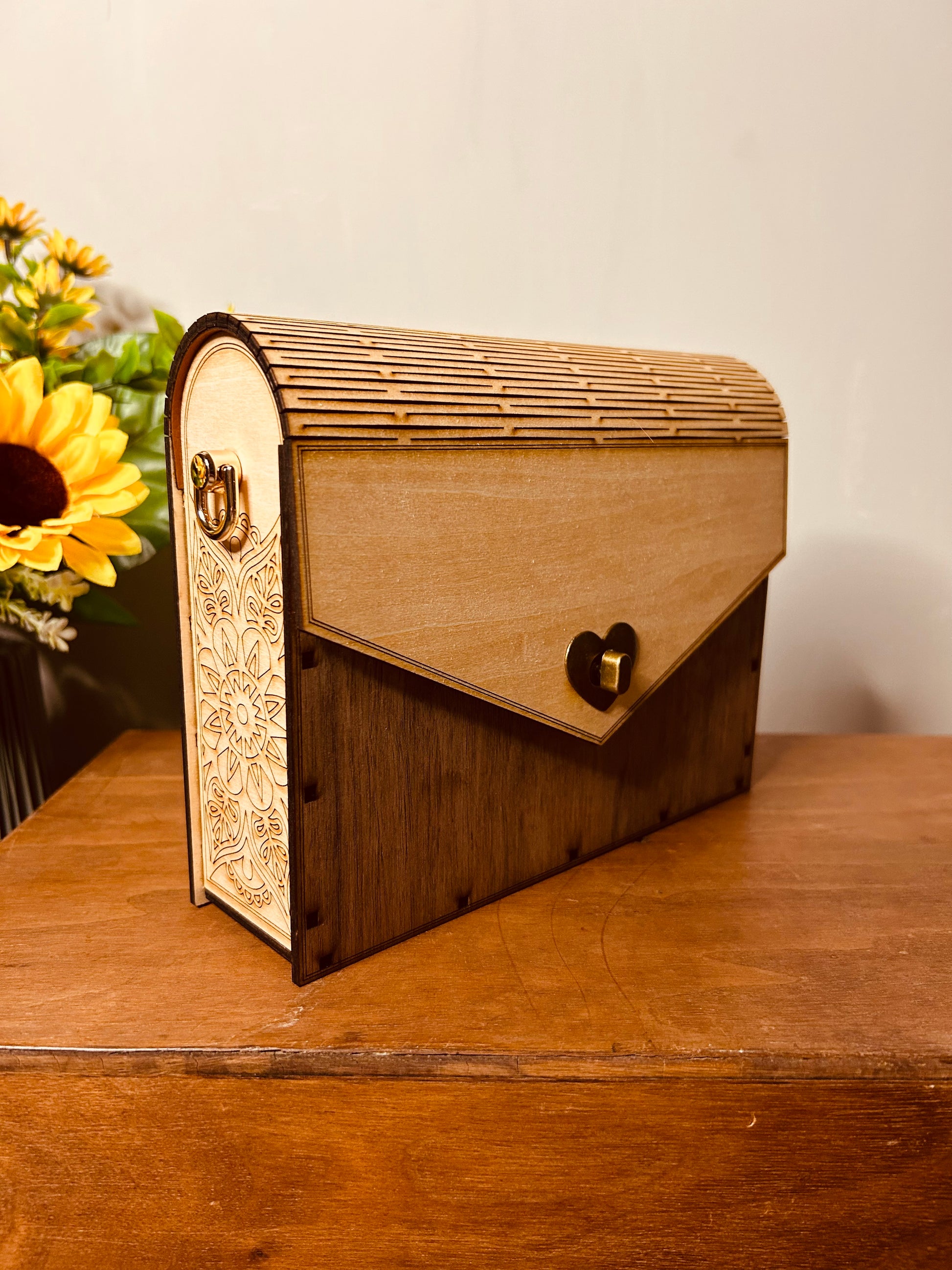 Détail du sac en bois Ophélie de Le Bois Elégant, montrant un fermoir en métal et la belle finition artisanale. Artisan, ARTISANAT, Sac en bois.