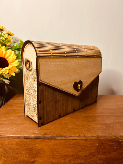 Détail du sac en bois Ophélie de Le Bois Elégant, montrant un fermoir en métal et la belle finition artisanale. Artisan, ARTISANAT, Sac en bois.