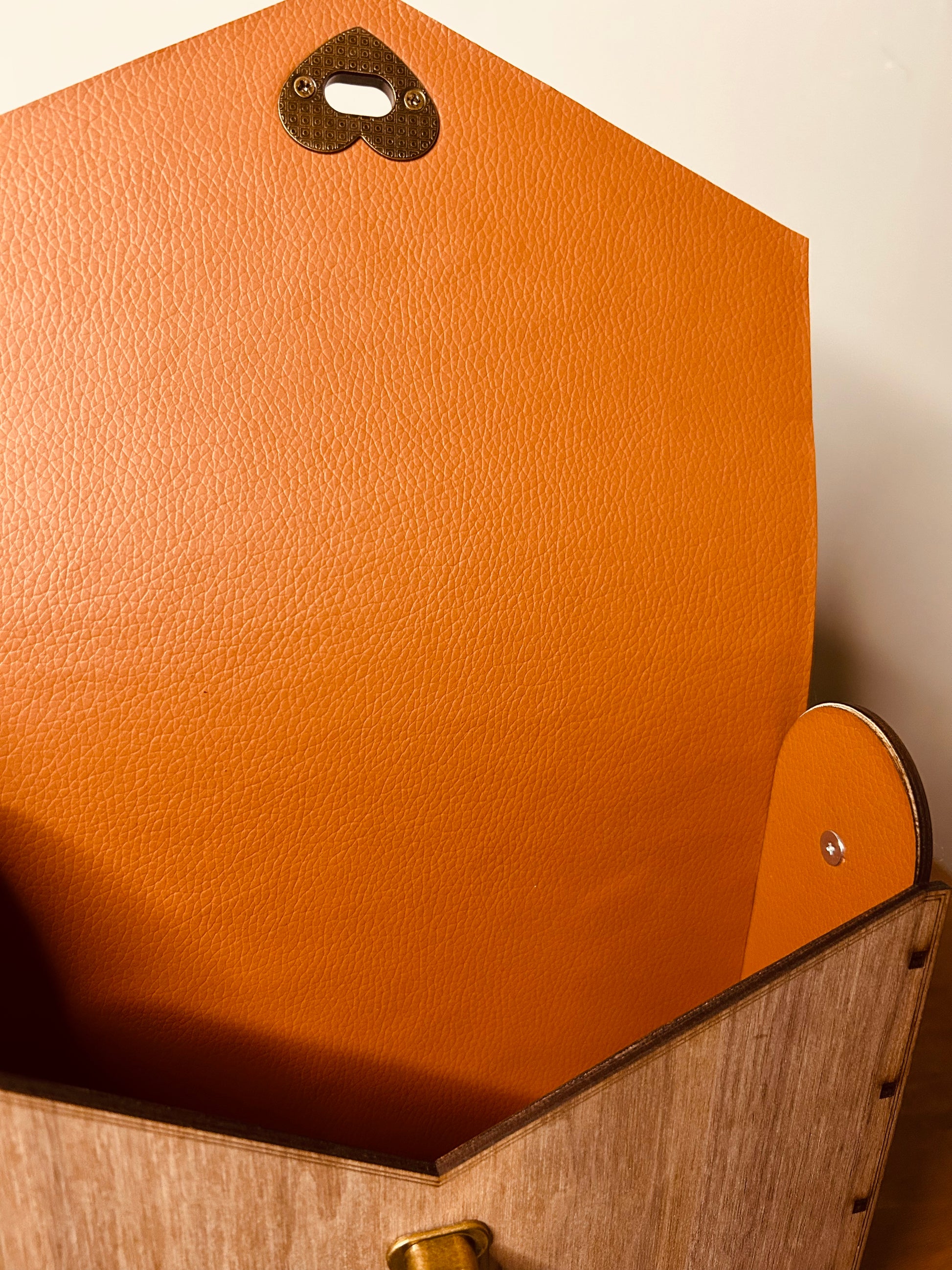 Intérieur du sac en bois Ophélie de Le Bois Elégant, illustrant l'espace de rangement et les matériaux de qualité. Artisan, ARTISANAT, Sac en bois.