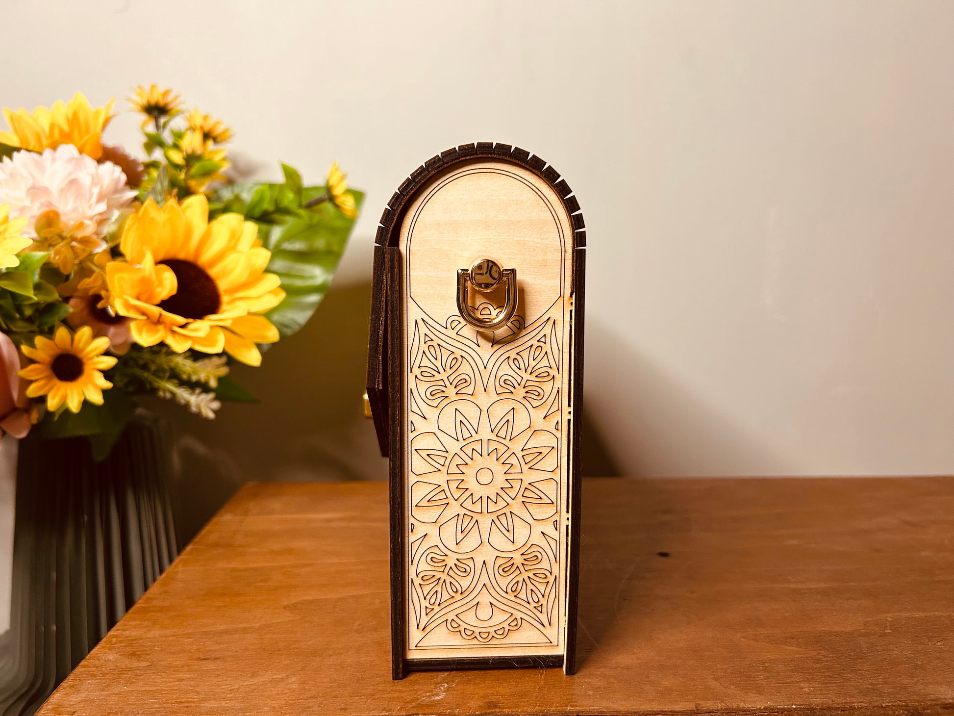 Vue arrière du sac en bois Ophélie de Le Bois Elégant, mettant en valeur la conception artisanale soignée. Artisan, ARTISANAT, Sac en bois.