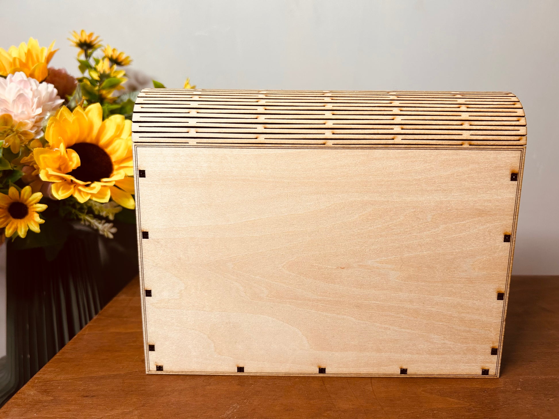 Sac en bois Ophélie de Le Bois Elégant sur une table, entouré de fleurs, créant une ambiance naturelle. Artisan, ARTISANAT, Sac en bois.
