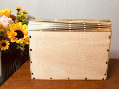 Sac en bois Ophélie de Le Bois Elégant sur une table, entouré de fleurs, créant une ambiance naturelle. Artisan, ARTISANAT, Sac en bois.