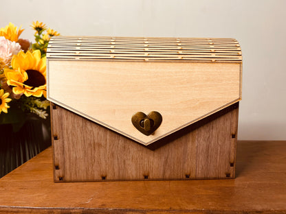 Sac en bois Ophélie de Le Bois Elégant, soulignant son design élégant avec un motif sur le côté. Artisan, ARTISANAT, Sac en bois.