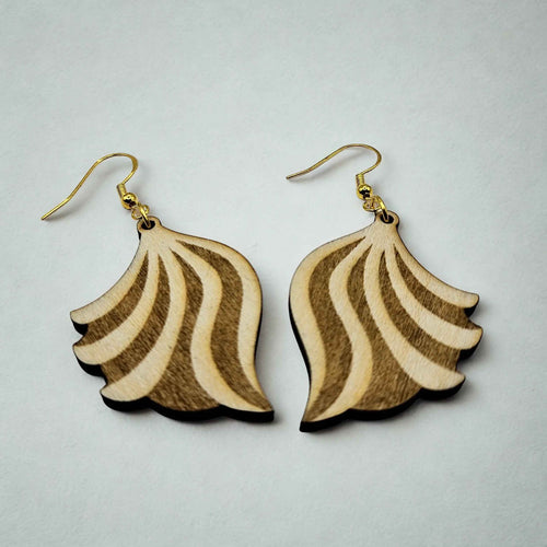 Boucles d’oreilles Ailes de bois artisanales sur fond clair