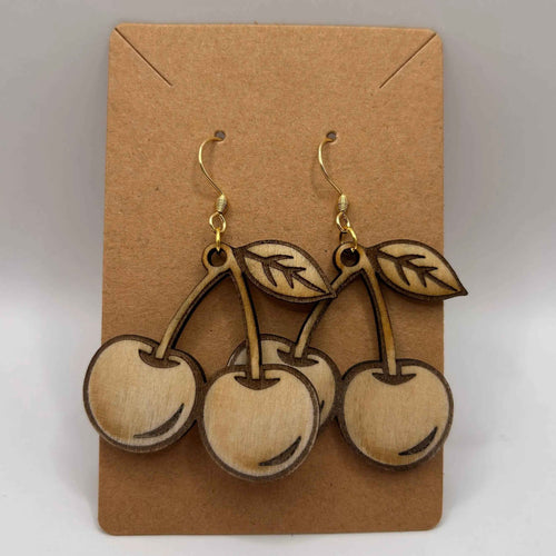Boucles d’oreilles en bois Cerizette sur fond clair