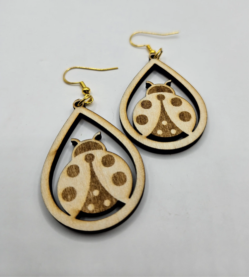 Chanceuse Coccinelle de la marque Le Bois Elégant, en bois sculpté avec motif de coccinelle, finition élégante et détails artistiques.