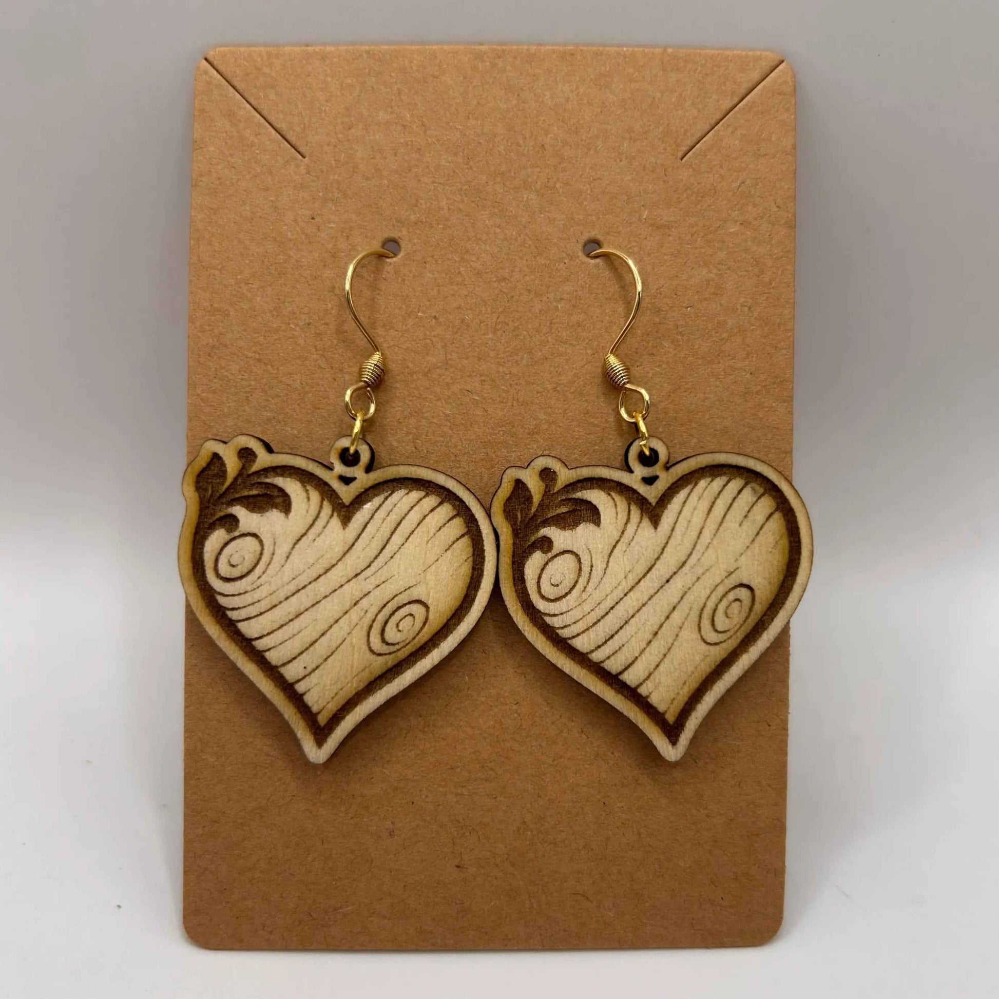 Cœur en bois artisanal de la marque Le Bois Elégant, montrant la texture et la finition du bois naturel.