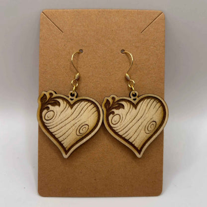 Cœur en bois artisanal de la marque Le Bois Elégant, montrant la texture et la finition du bois naturel.