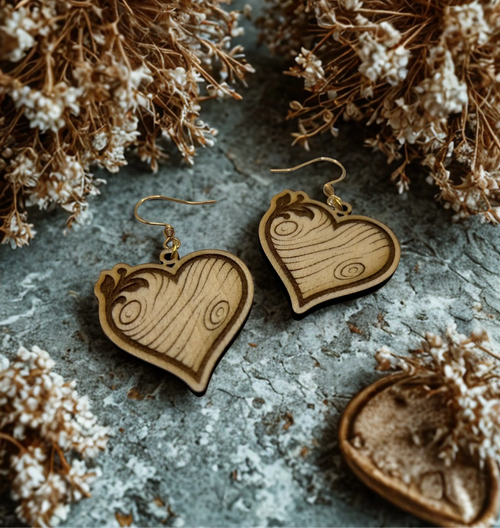 Cœur en bois de Le Bois Élégant, décoration artisanale en bois, avec détails sculptés et finition naturelle.