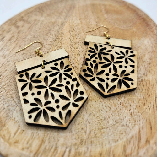 Boucles Fleurs de bois, détail du motif gravé