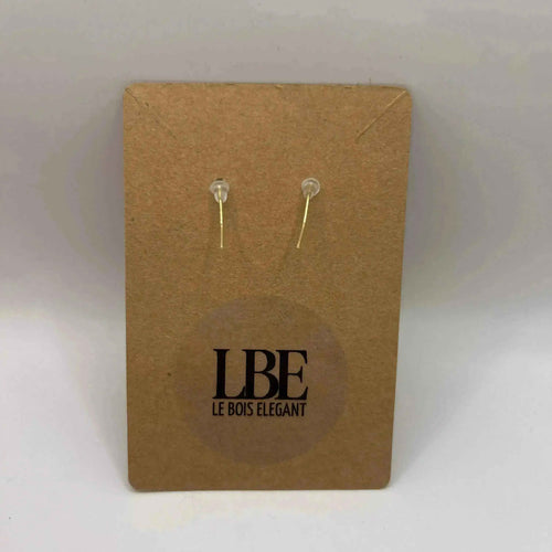 Dos de boucles d’oreilles sur présentoir Le Bois Élégant