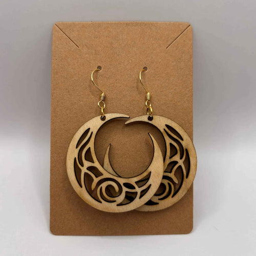 Lunara par Le Bois Elégant, détail d'une paire de boucles d'oreilles en bois sculpté avec finition élégante.