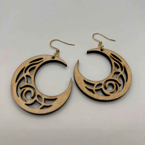 Boucles d'oreille Lunara en bois de Le Bois Elégant, finition soignée avec détails raffinés,sur fond neutre